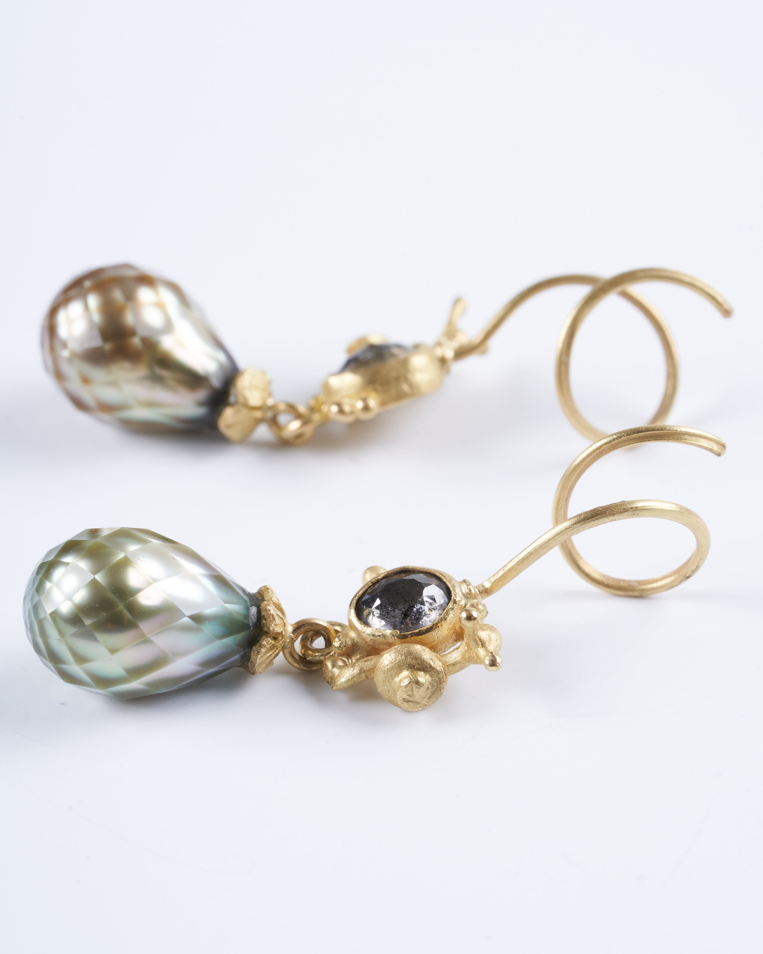 lene vibe, 18k yellow gold earrings with salt and pepper diamonds and tahitian pearls - gold