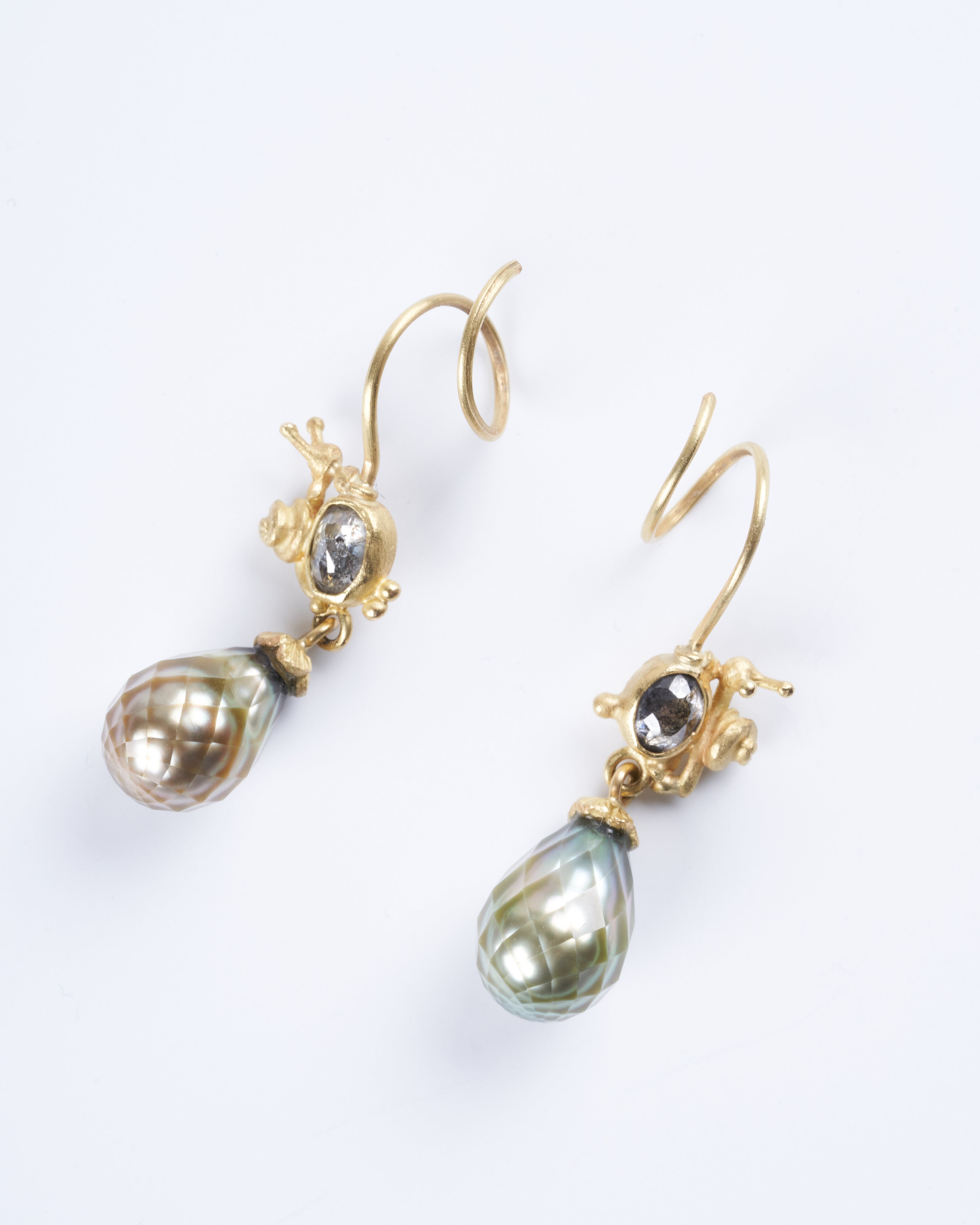 lene vibe, 18k yellow gold earrings with salt and pepper diamonds and tahitian pearls - gold