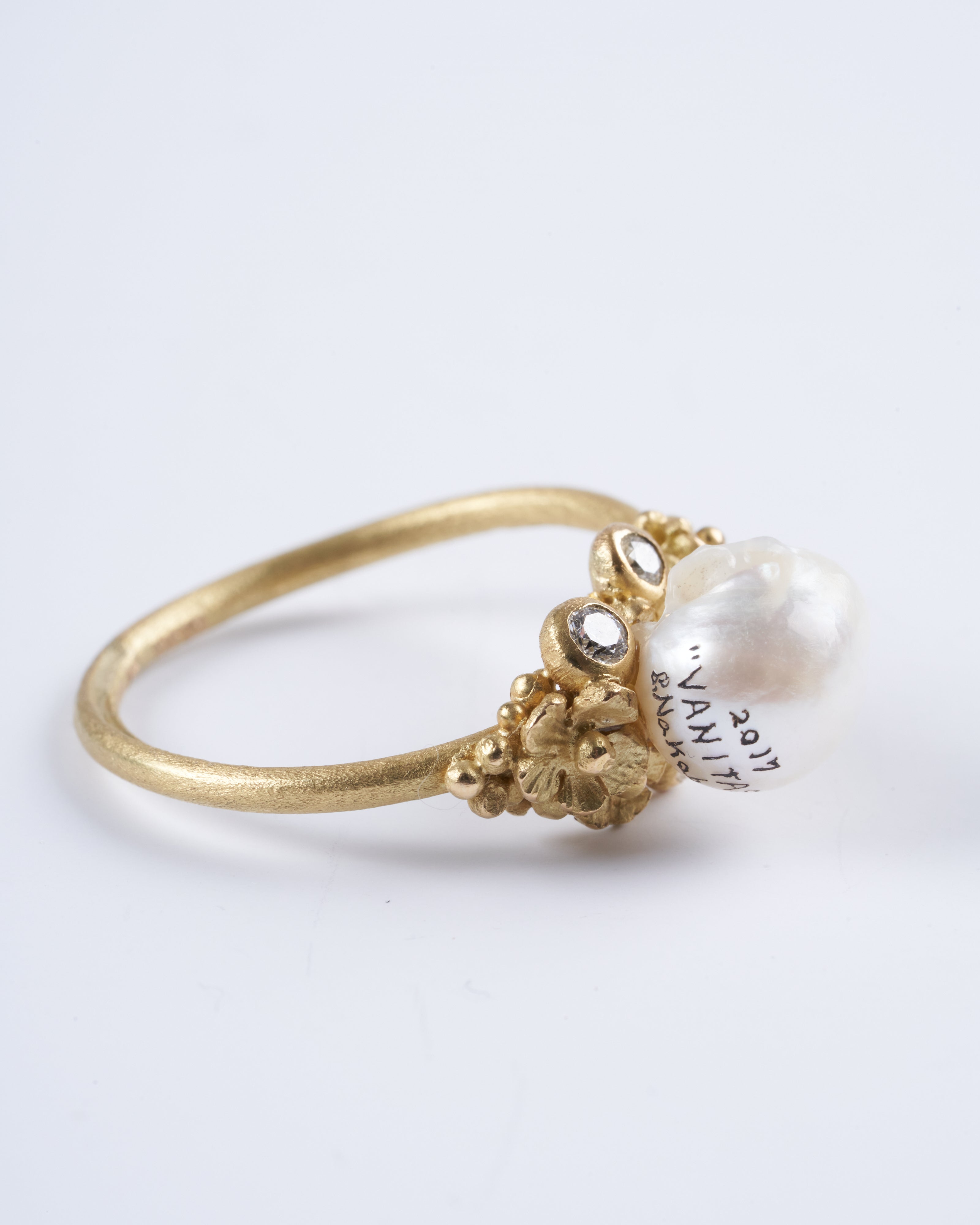 lene vibe, 18k yellow gold ring with a carved pearl and white diamonds - gold