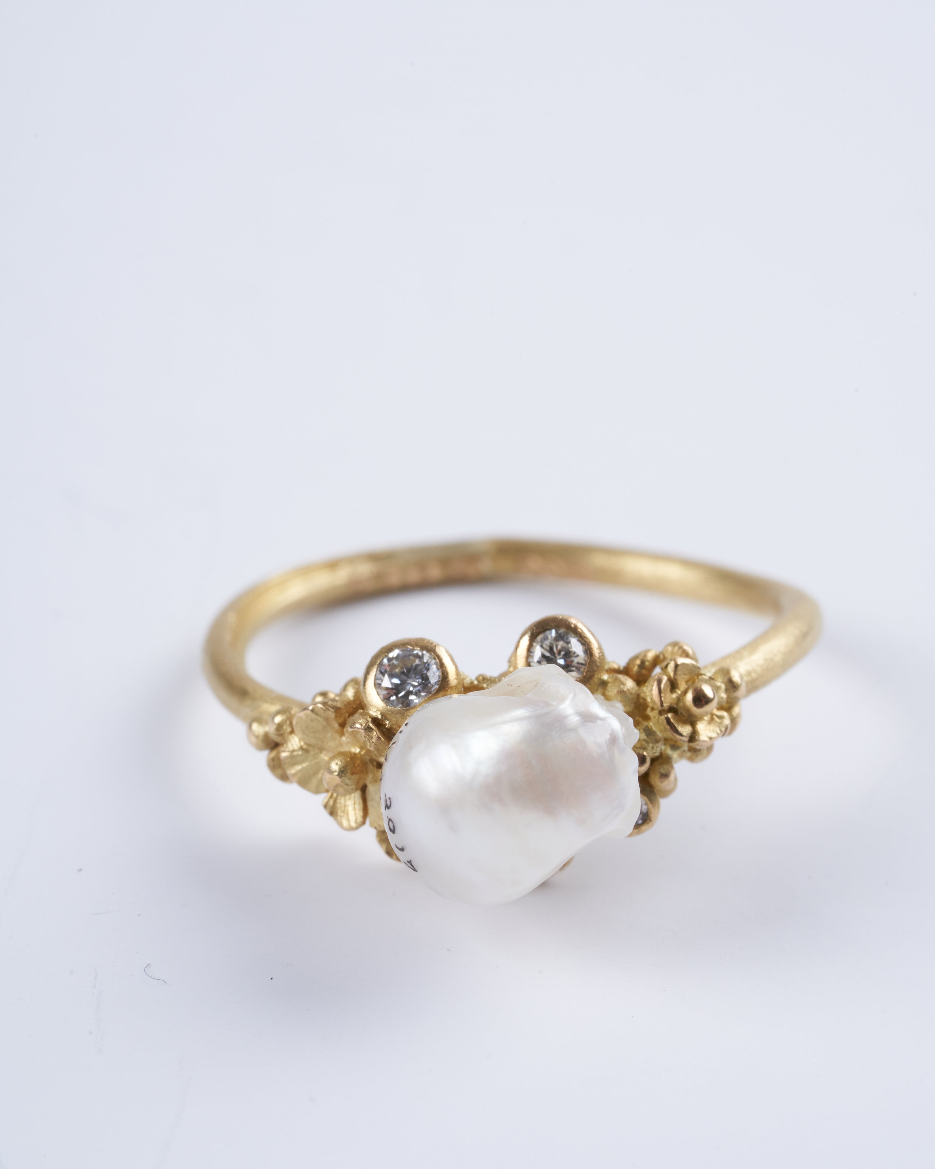 lene vibe, 18k yellow gold ring with a carved pearl and white diamonds - gold