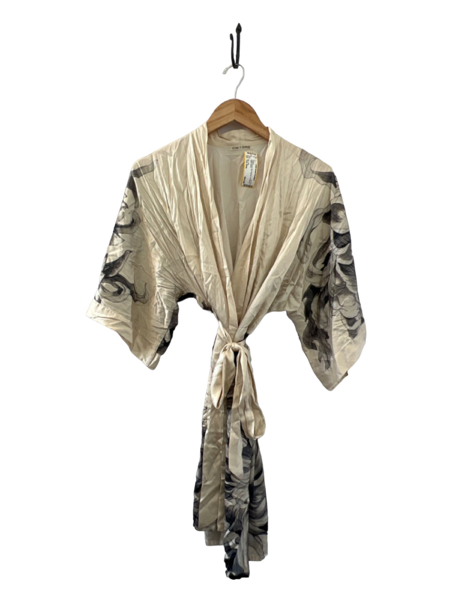 Kim + Ono, Kim + Ono Size One Size Cream & Gray Silk Flowers 3/4 Sleeve Belted Kimono