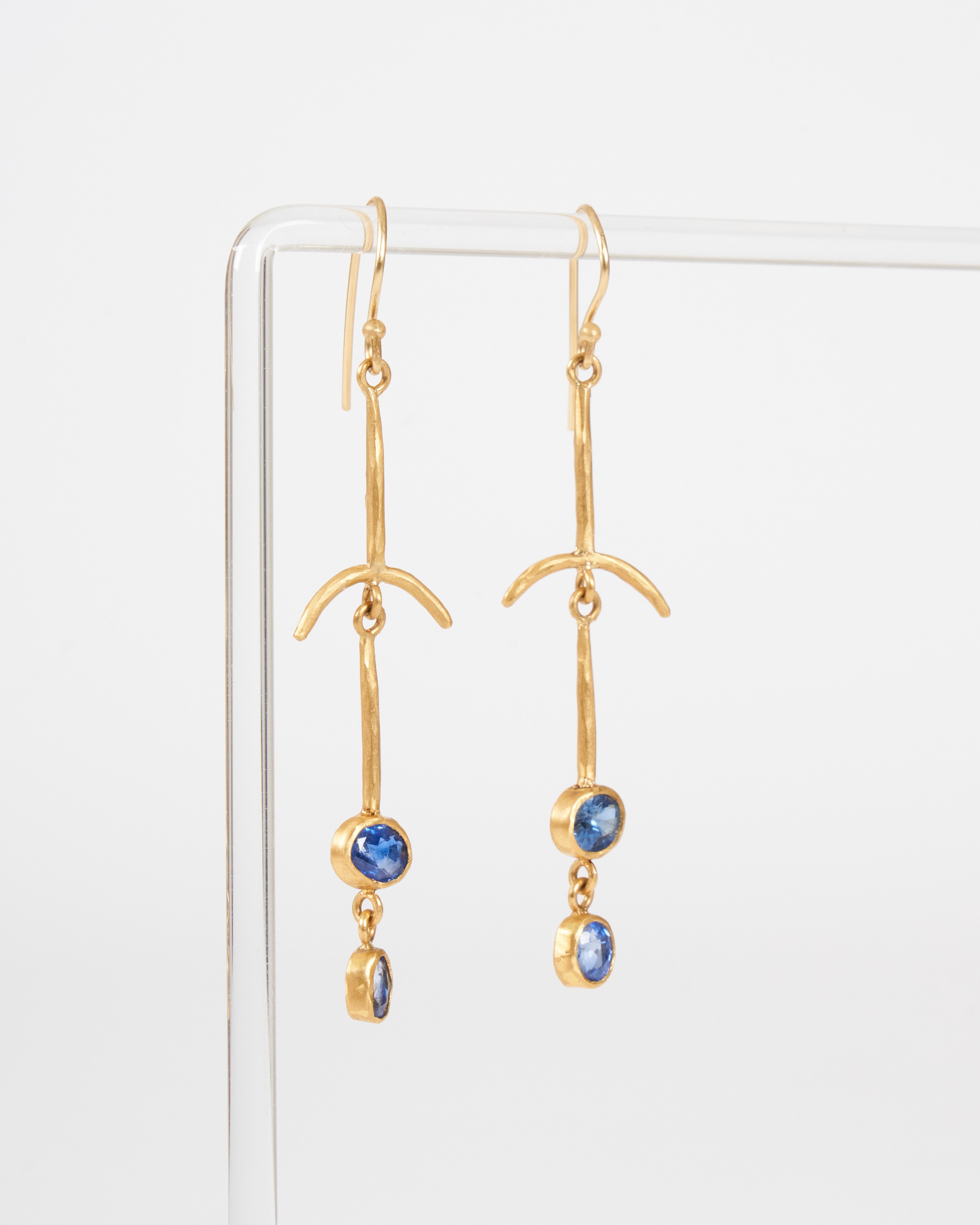 margery hirschey, blue sapphire drop bone earrings