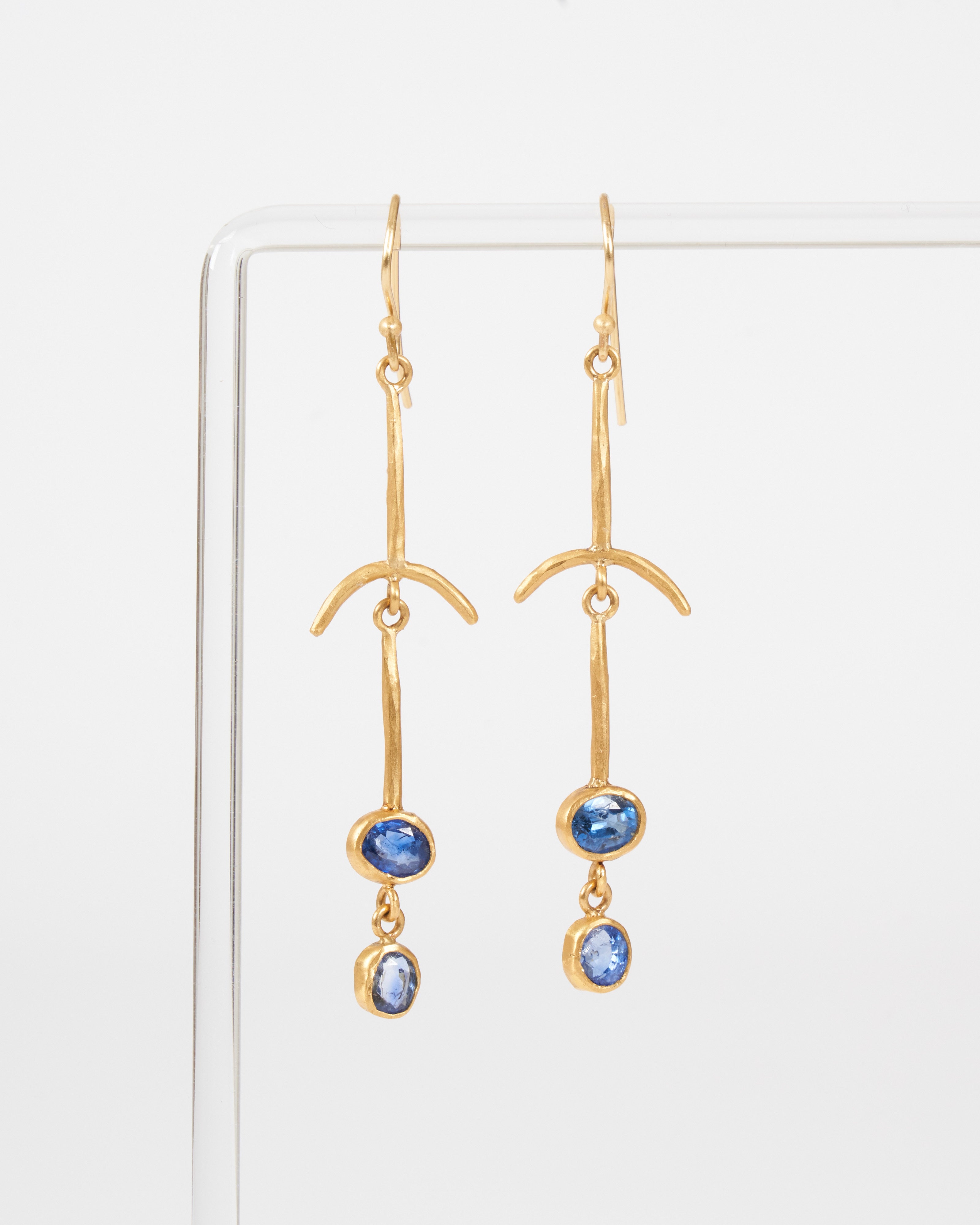 margery hirschey, blue sapphire drop bone earrings