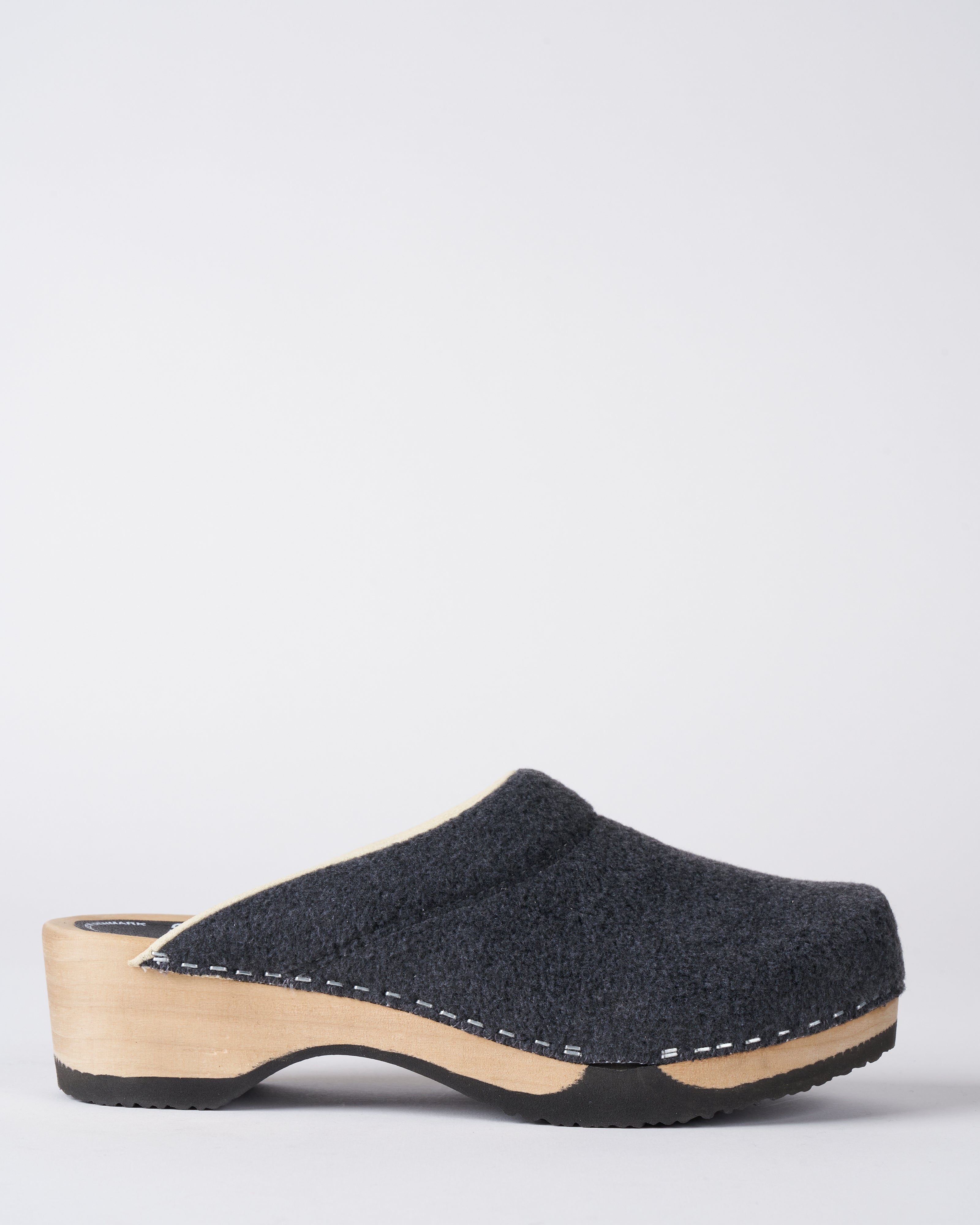 magnafied, embla clog - charcoal sherpa