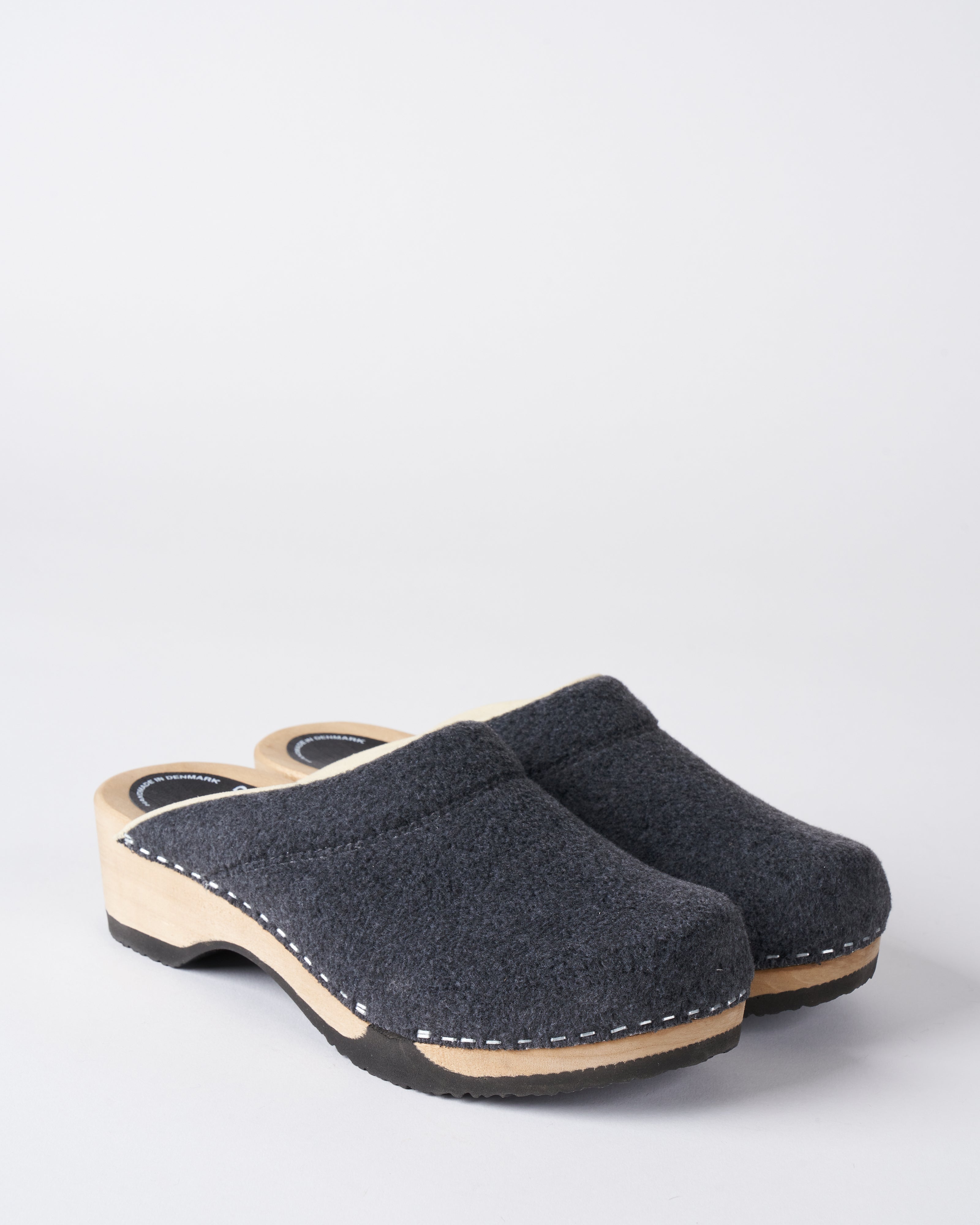 magnafied, embla clog - charcoal sherpa