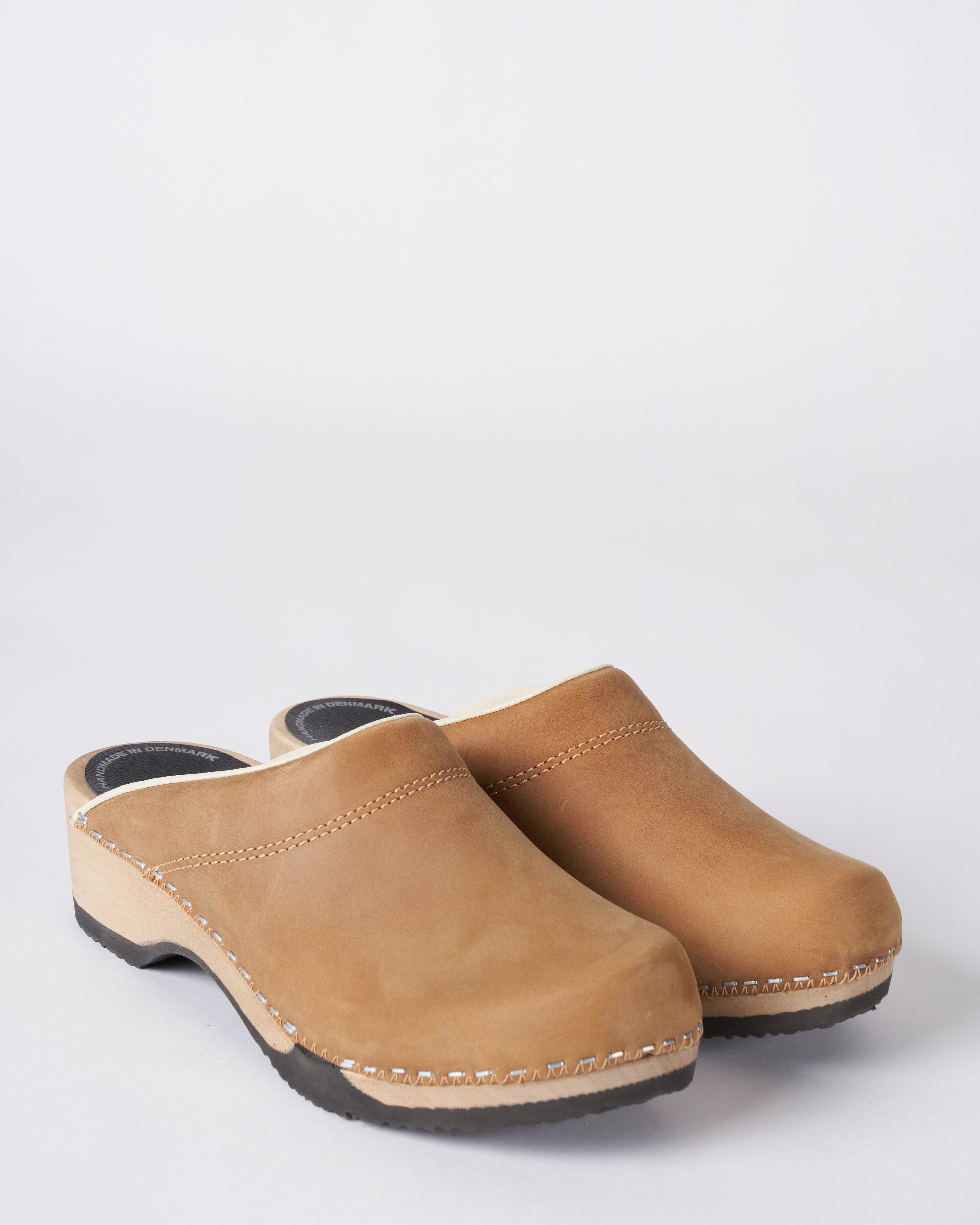 magnafied, embla clog - sand nubuck