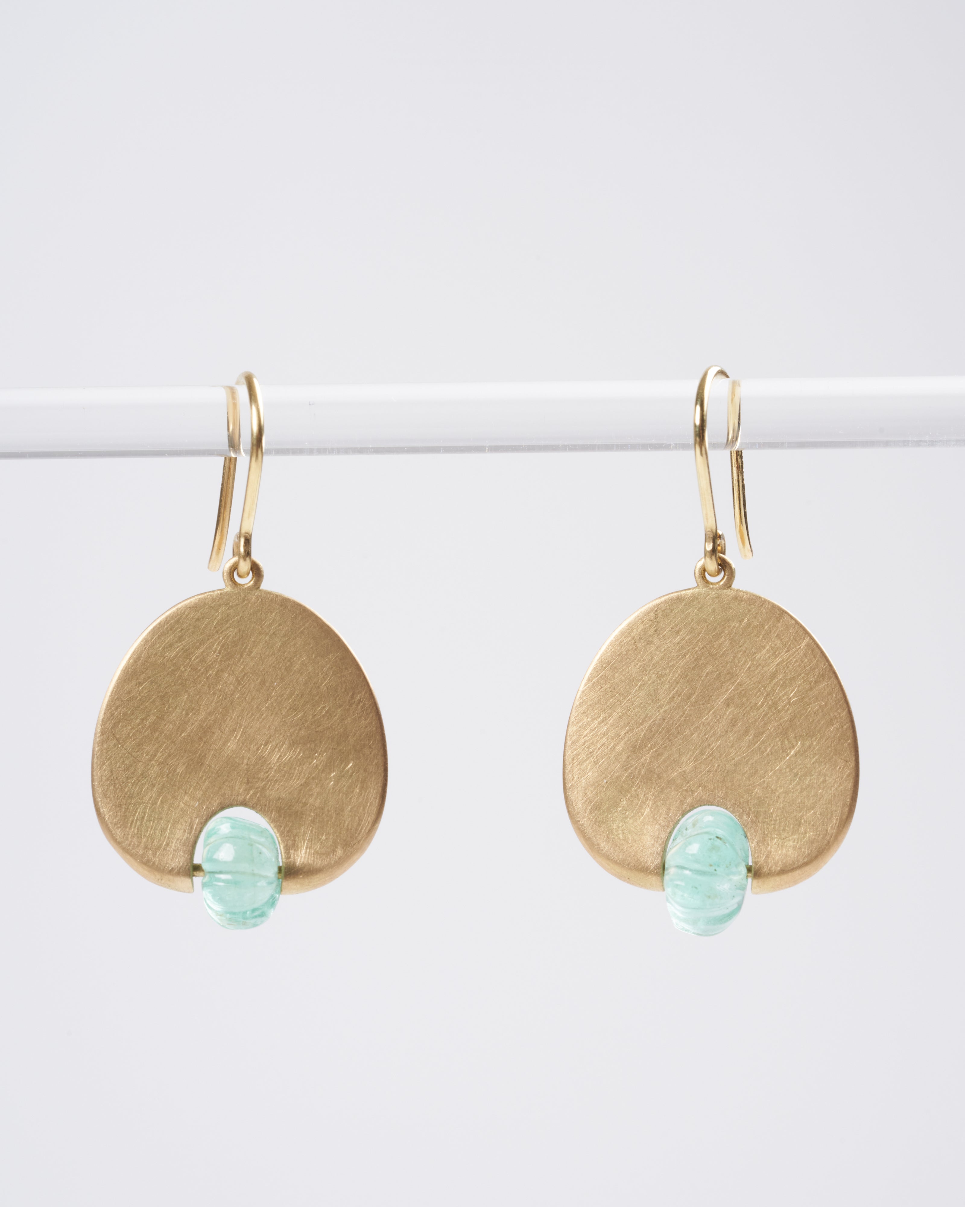 mallary marks, lily pad earring medium with mellon pale emerald beads 18k yg - lt green