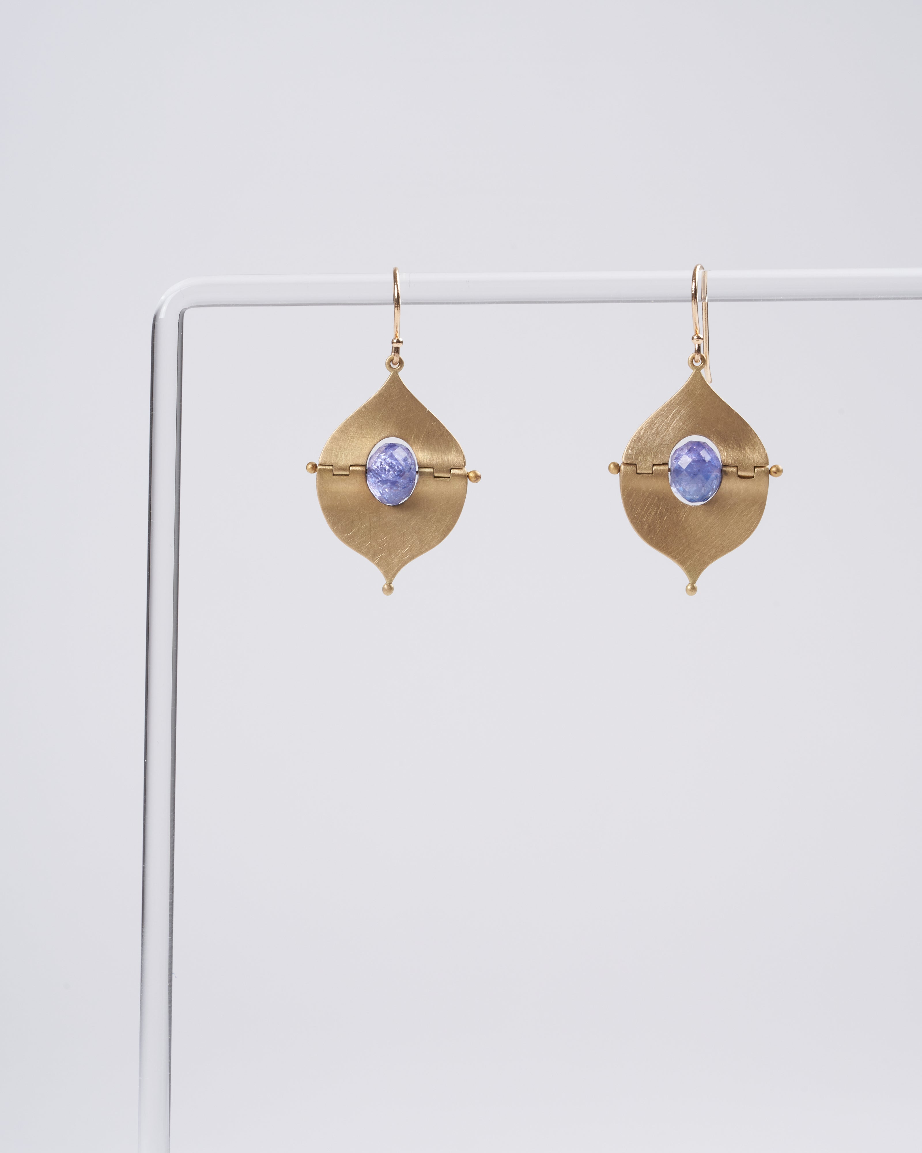 mallary marks, ritulated earring with tanzanite 18k yg - blue