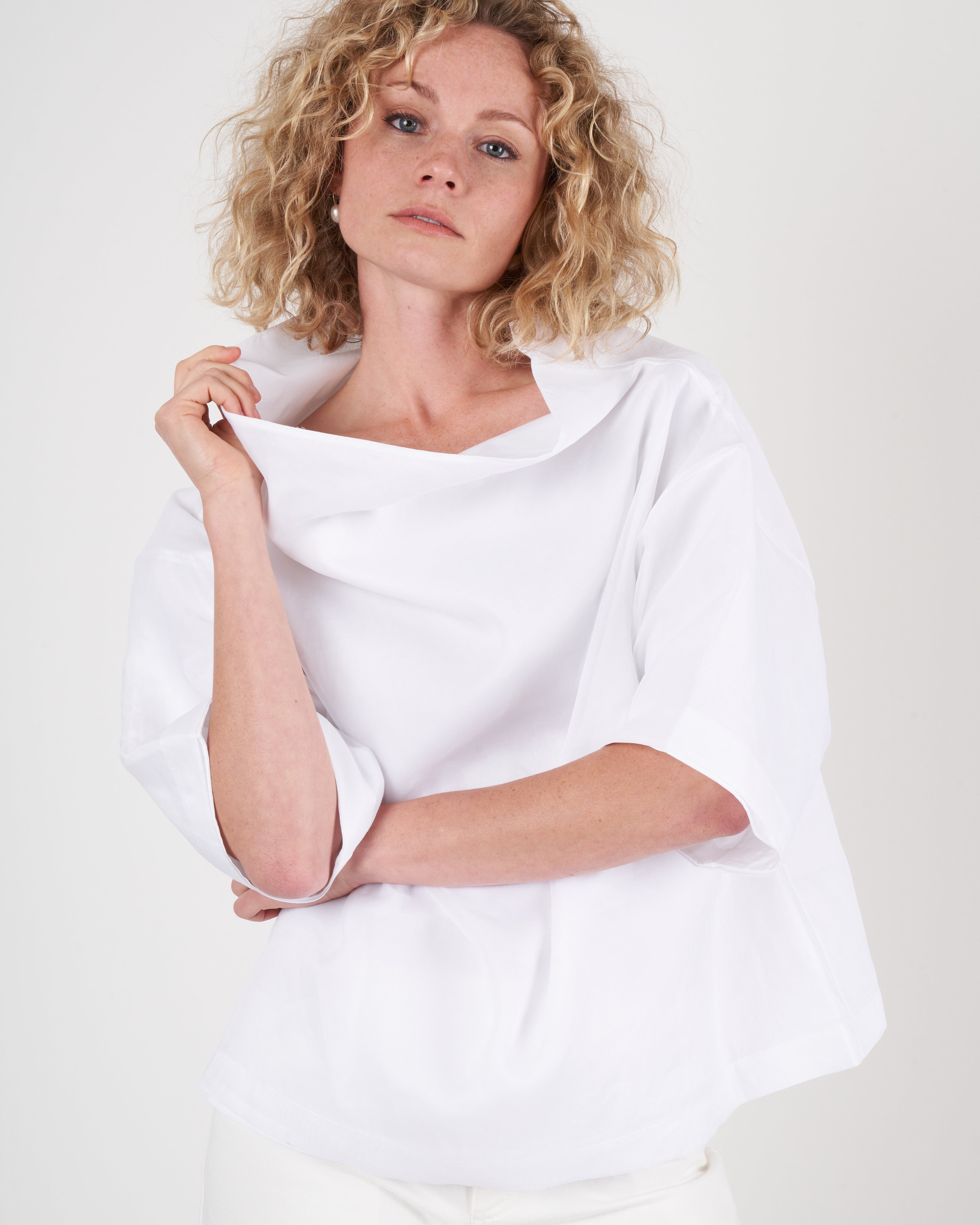 margareth and moi, square top w/ funnel neck - white