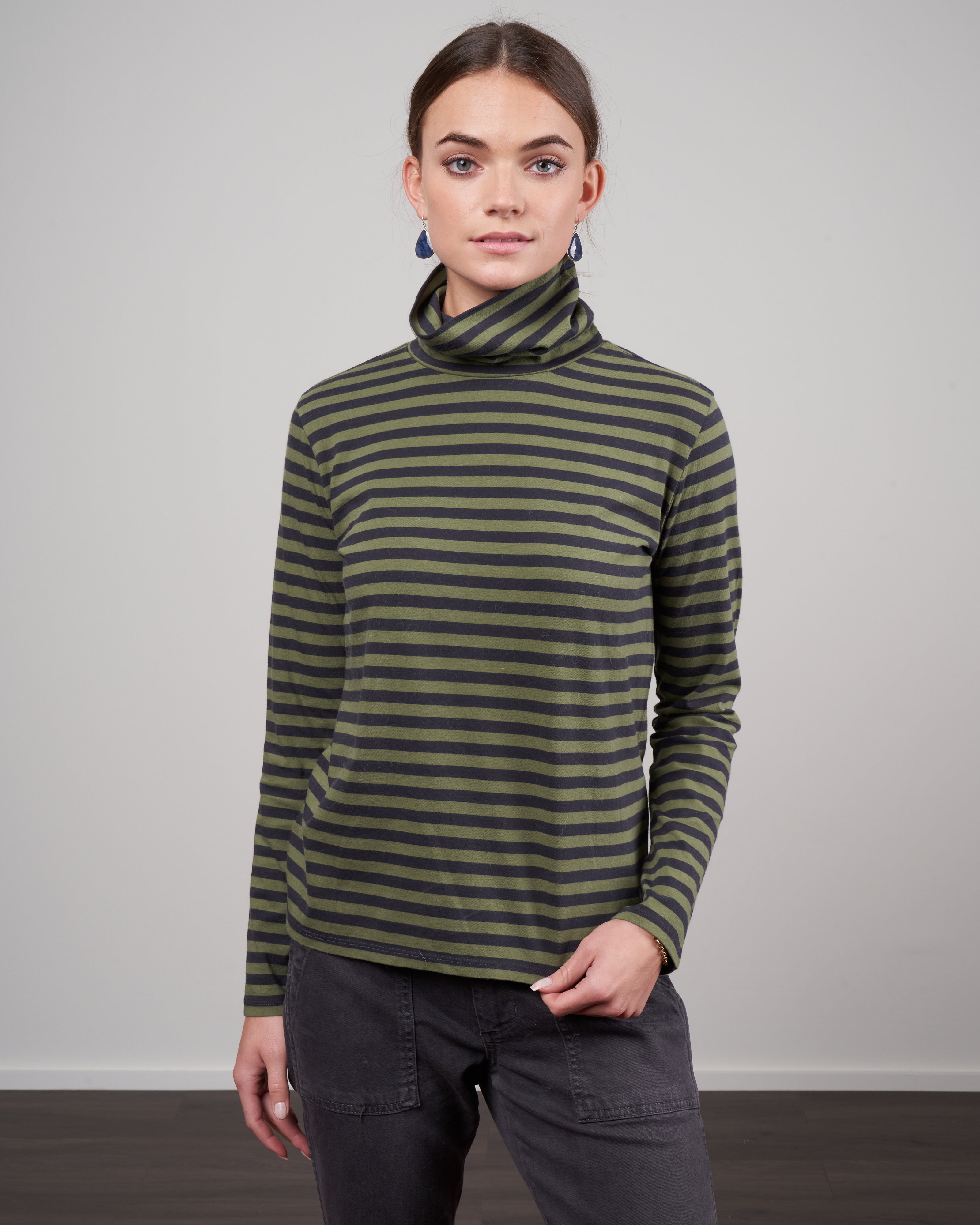 Kule, the turtleneck - army/graphite a gp